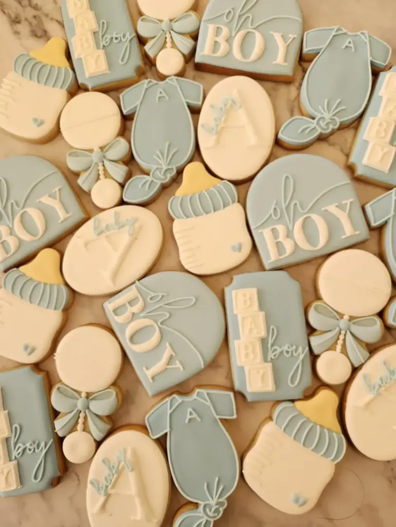 Galletas de baby shower oh boy en verde salvia y crema con bodies y mamaderas