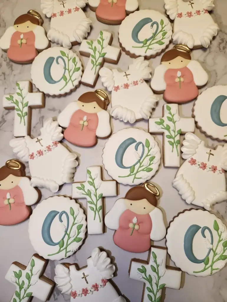 Galletas de bautizo con ángeles, cruces, palomas e inicial personalizada
