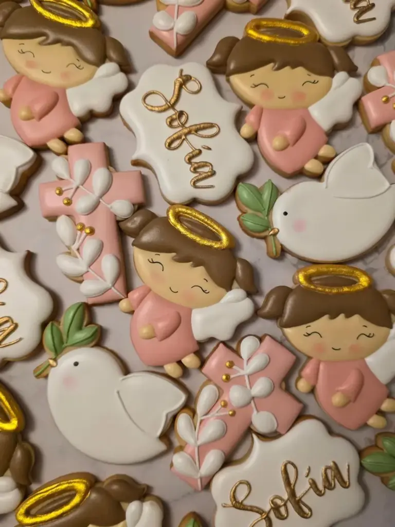 Galletas de bautizo de niña con angelitas, palomas y nombre en dorado