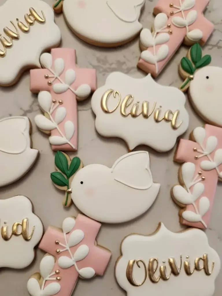 Galletas para bautizo de niña con cruces, palomas y ramas en rosado y dorado