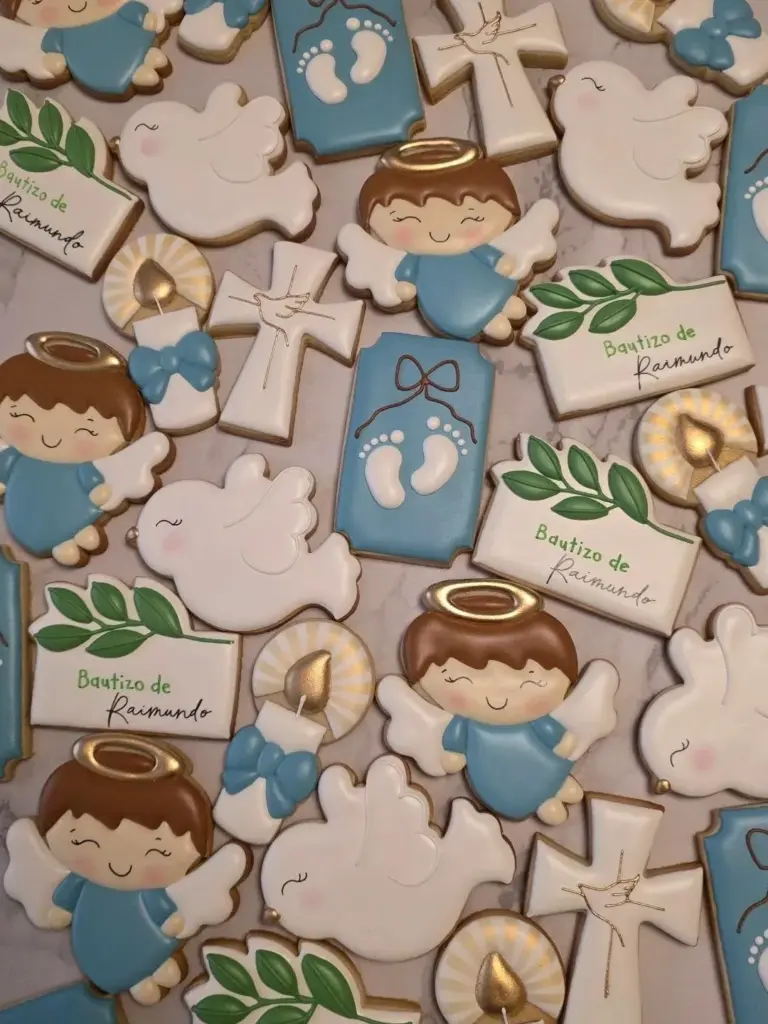 Galletas de bautizo de niño con angelitos, palomas, cruces y velas en celeste