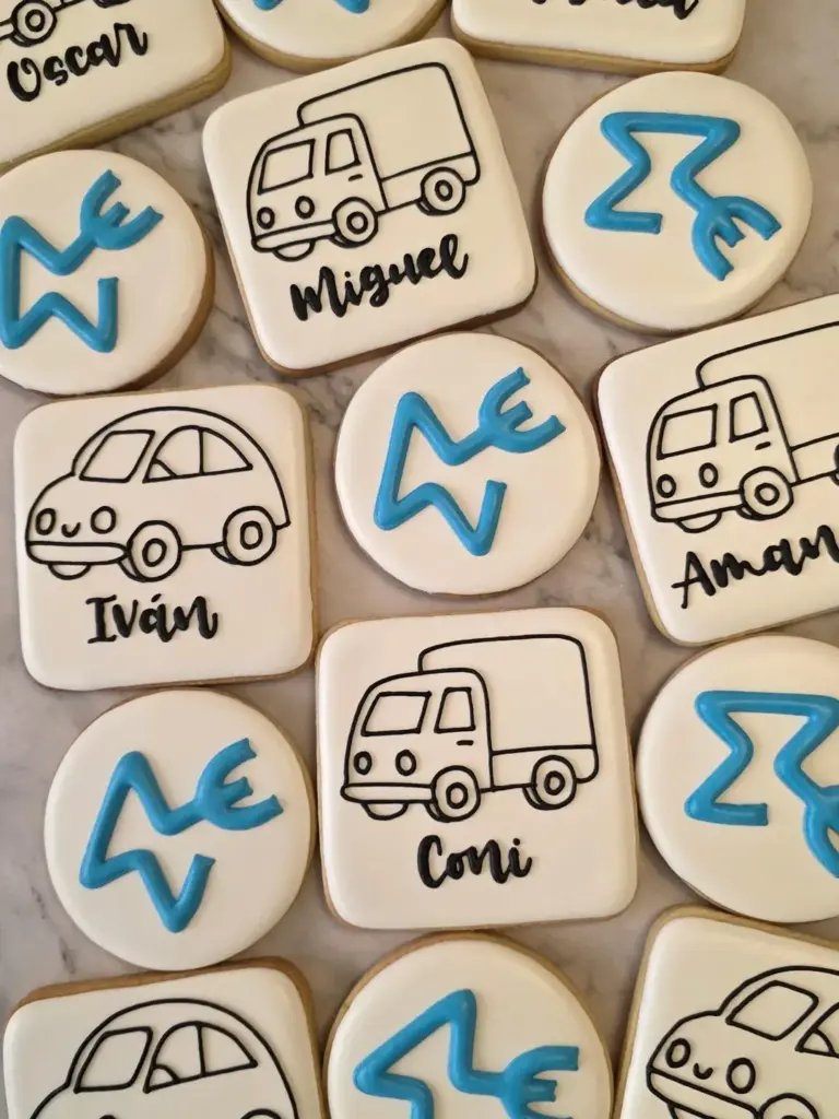 Galletas corporativas personalizadas con logo de empresa y nombres de colaboradores