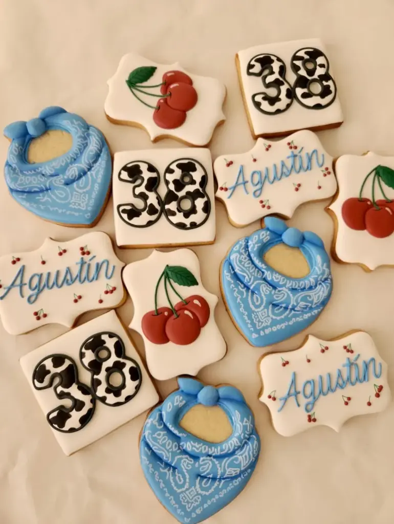 Galletas de cumpleaños 30 años con cerezas, bandanas azules y estampado de vaca