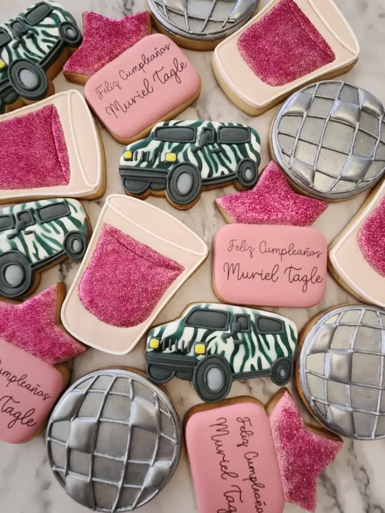 Galletas de cumpleaños de adulto con jeep de safari, bola disco y copas