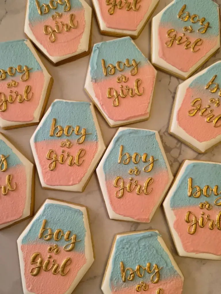 Galletas decoradas para revelación de sexo con texto boy or girl en celeste y rosado con dorado
